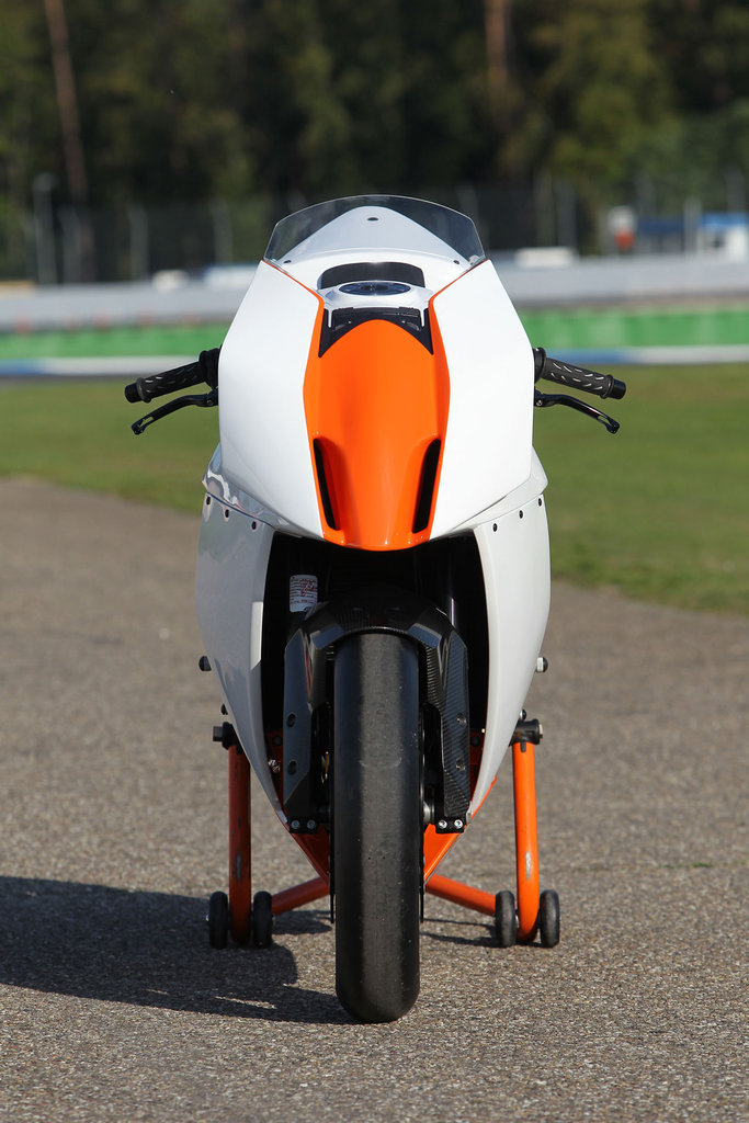 5066_2011_ktm_rc8_r_track_1_n2.jpg